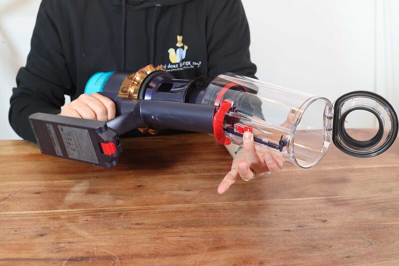 Removing the dirt container of the Dyson Gen5detect.